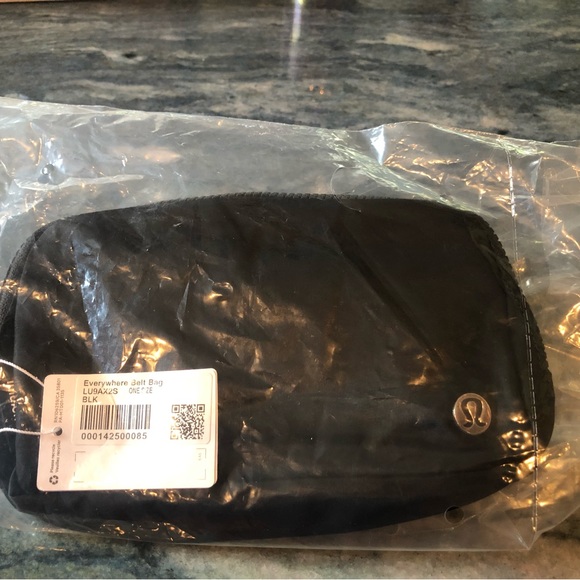 Lululemon Everywhere Belt Bag in Black - Picture 5 of 8